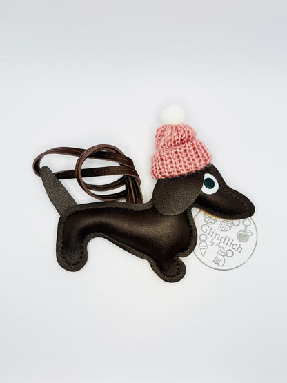 Winter Dackel Charm aus Kunstleder mit Mütze. Süßer Taschenanhänger für Winter & Weihnachten