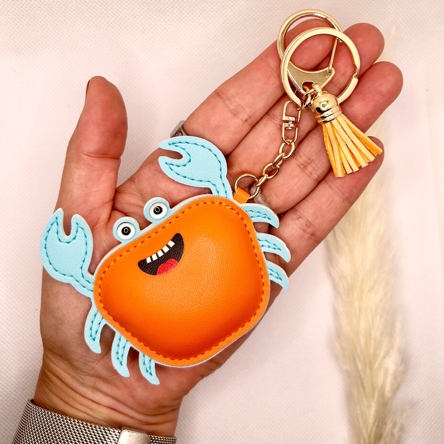 Krabben Anhänger Bunt. Maritimes Taschenaccessoire mit Clip