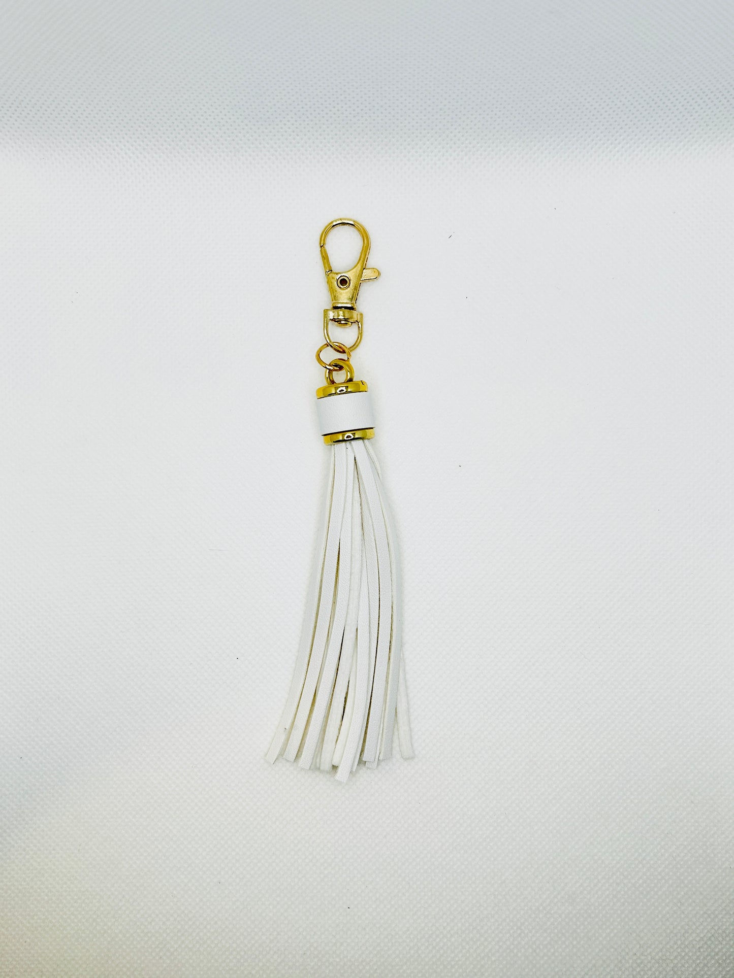 Quasten Anhänger Kunstleder in Weiß oder Braun. Schlüsselanhänger Taschenanhänger Bag Charm