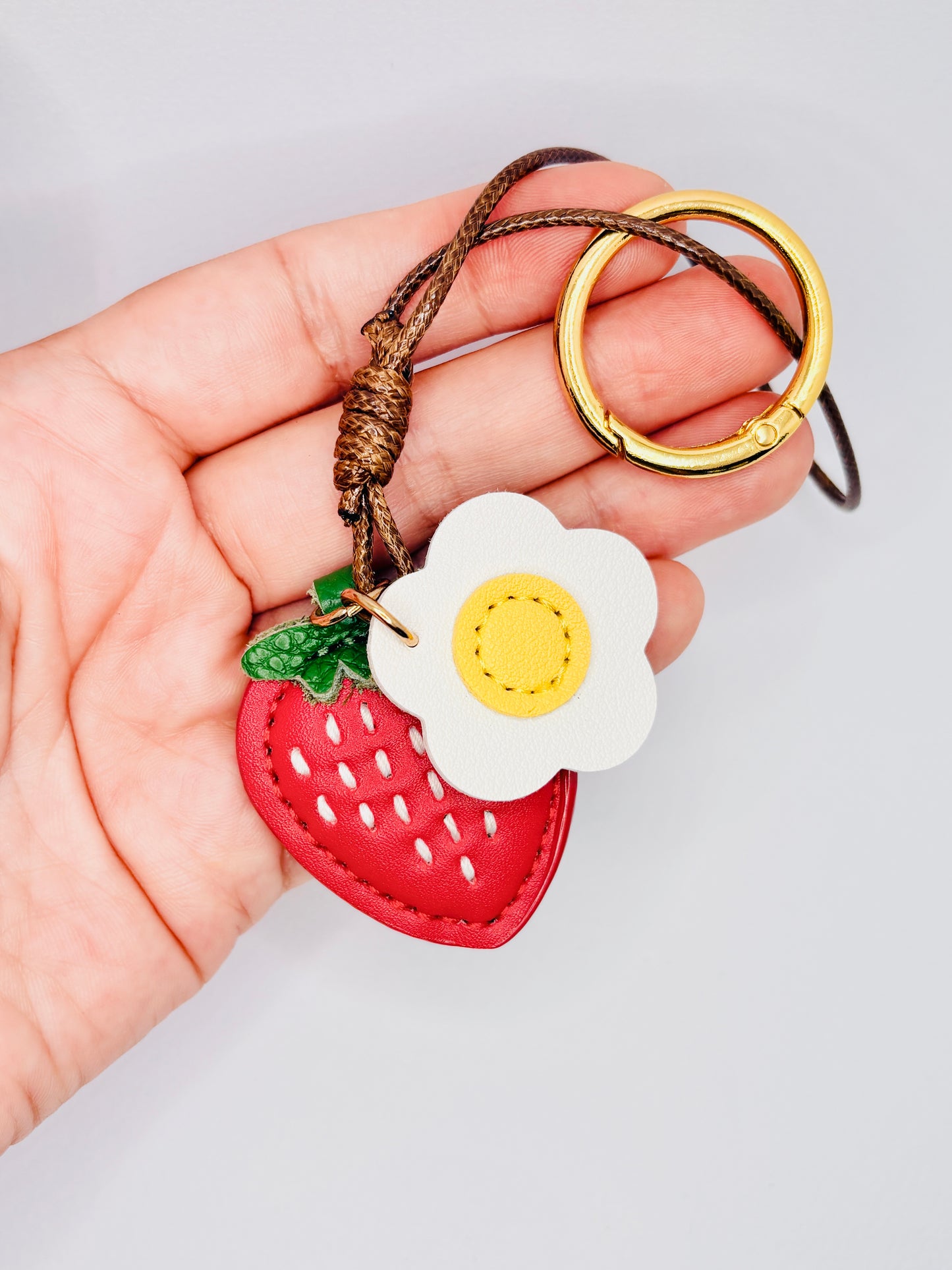 Erdbeere Blume Bag Charm von GLINDLICHbyAnni aus Kunstleder, verspieltes Taschenaccessoire mit Erdbeer- und Blumenmotiv