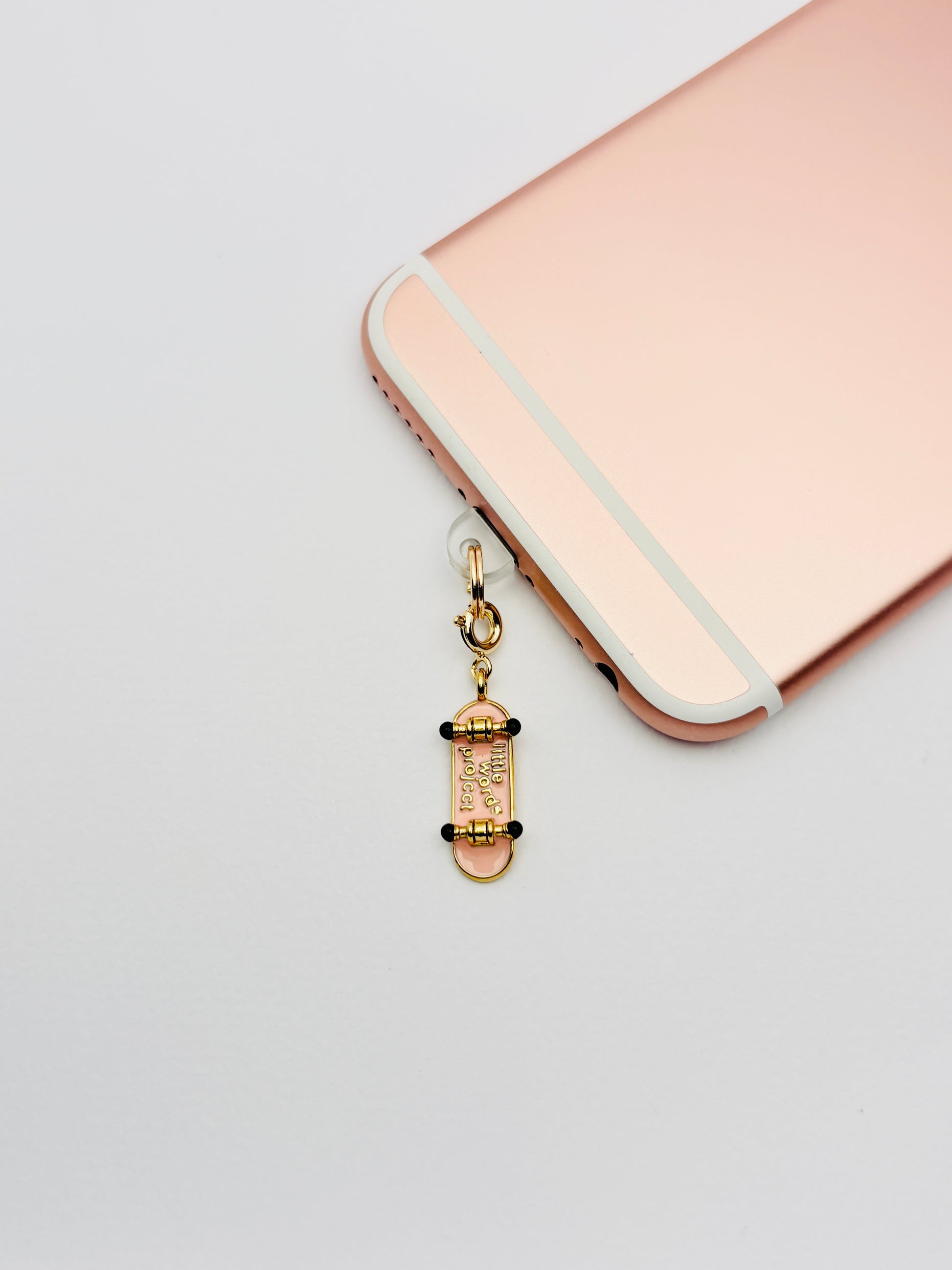 Skateboard Mini Charm von GLINDLICHbyAnni, goldfarbener Handy-Charm im Street-Style