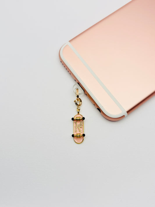 Skateboard Mini Charm von GLINDLICHbyAnni, goldfarbener Handy-Charm im Street-Style
