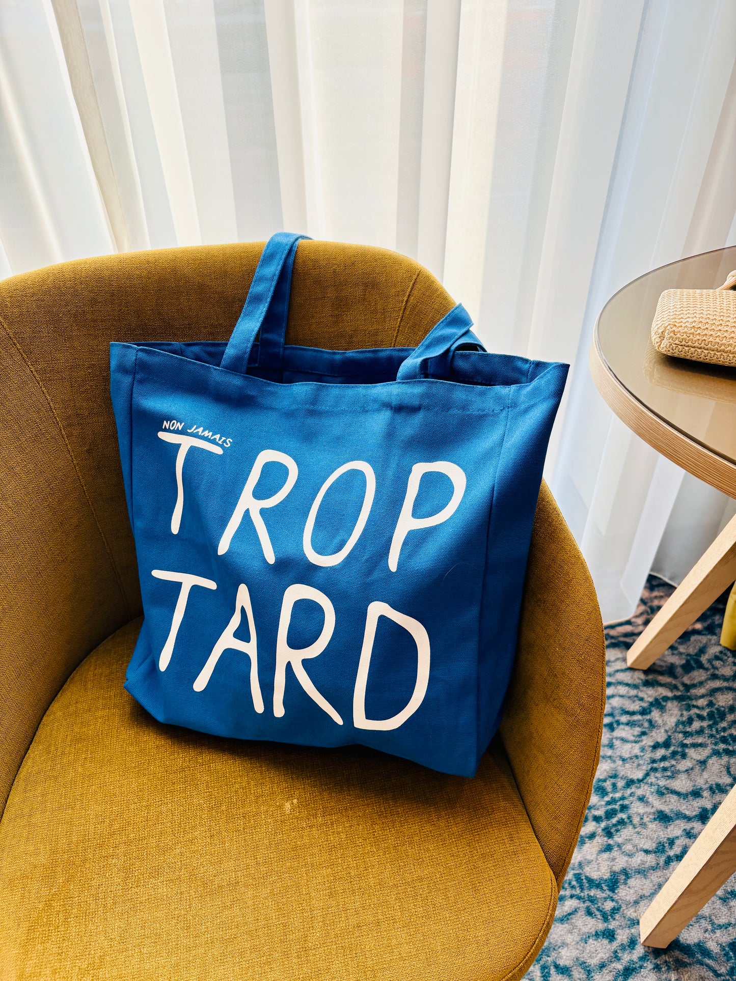 TROP TARD Statement Stofftasche. Tote Bag für spontane Abenteuer und mutige Statements