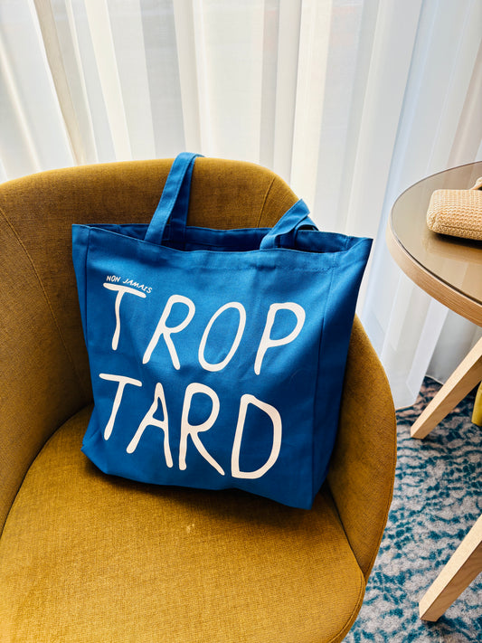 TROP TARD Statement Stofftasche. Tote Bag für spontane Abenteuer und mutige Statements