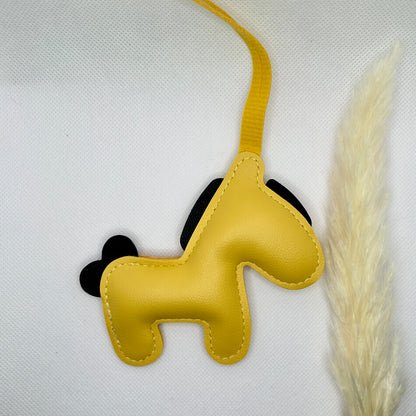 Pony Schlüsselanhänger Kunstleder. Verspielter Taschenanhänger mit Cartoon-Pferd