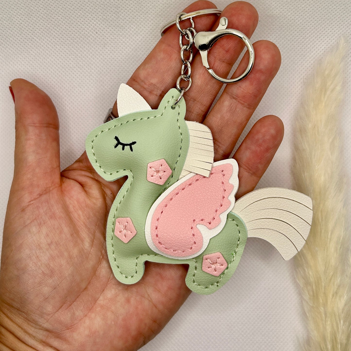 Einhorn Schlüsselanhänger Bunt. Märchenhaftes Accessoire mit Karabiner