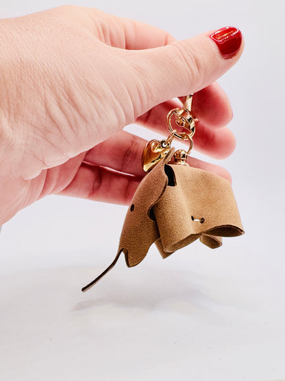 Handmade Echtleder Elefant Anhänger für Taschen und Schlüssel. Naturton vergoldet mit Herz. Unikat