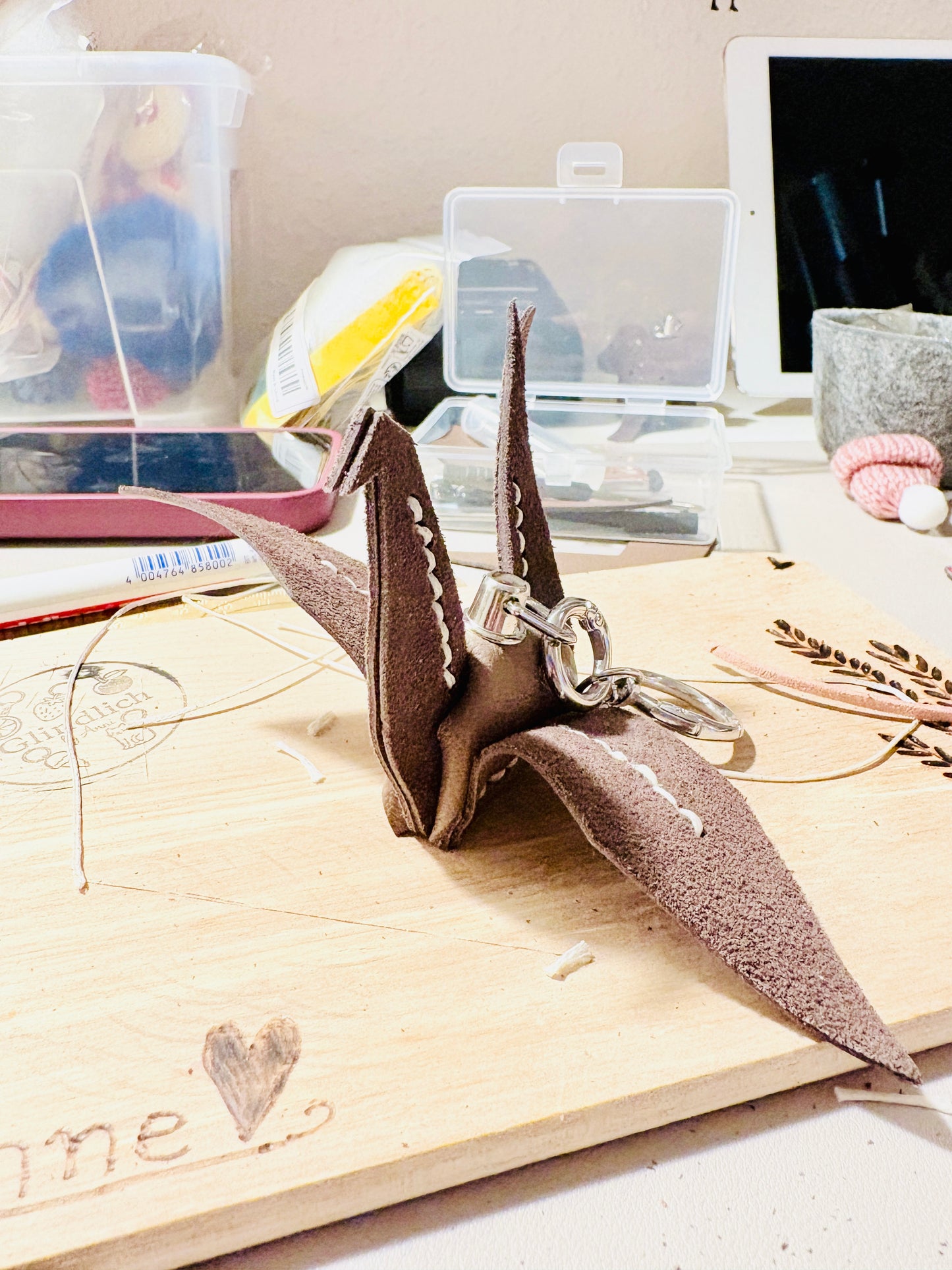 Handgefertigter Leder Origami Kranich Anhänger