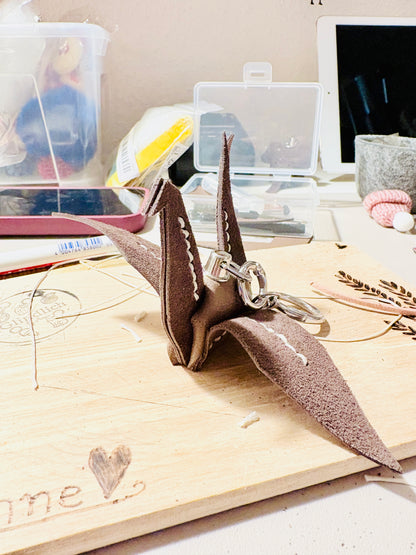 Handgefertigter Leder Origami Kranich Anhänger