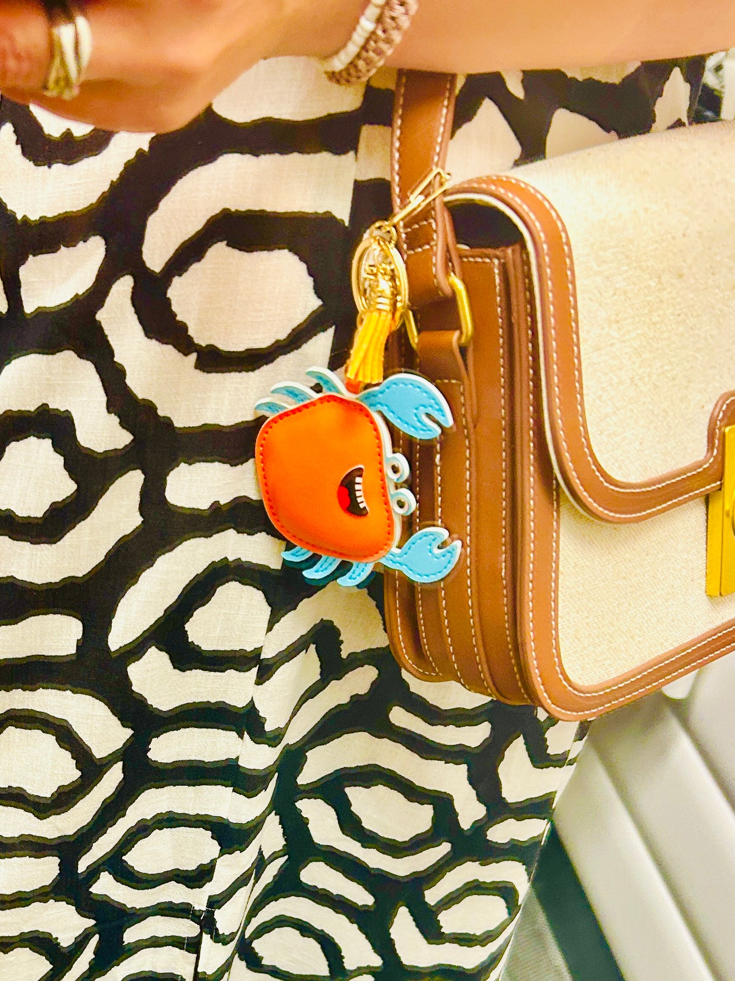 Krabben Anhänger Bunt. Maritimes Taschenaccessoire mit Clip