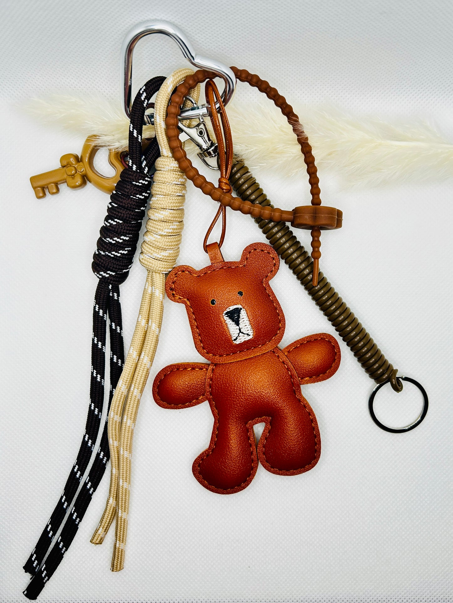 Brauner Bär Schlüsselanhänger. Niedlicher Taschenanhänger mit geflochtenem Seil. Geschenk für Alltag & Freunde