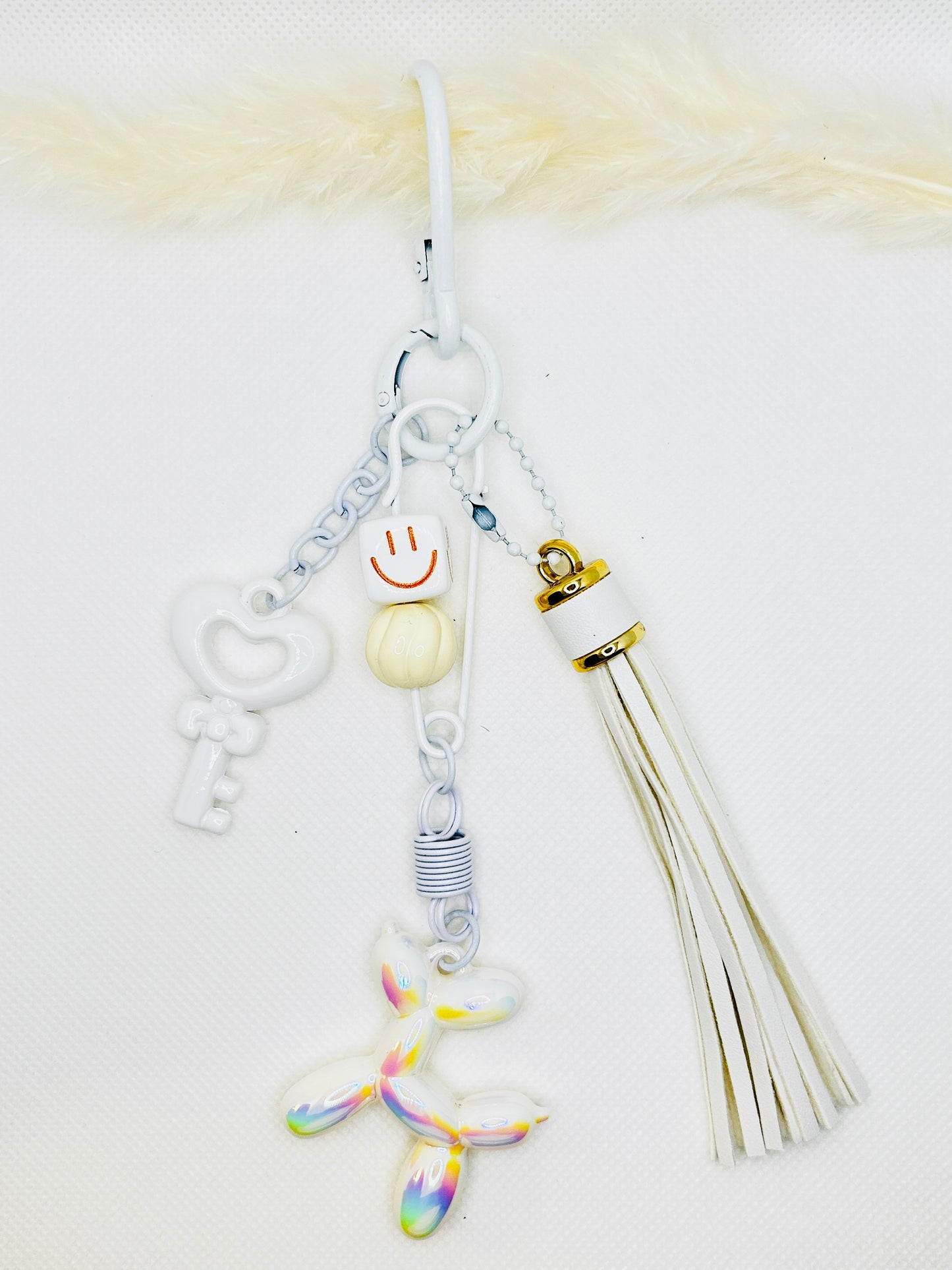 Ballonhund Schlüsselanhänger mit Tassel. Bunter Mini-Charm für Tasche, Schlüssel & Geschenkideen