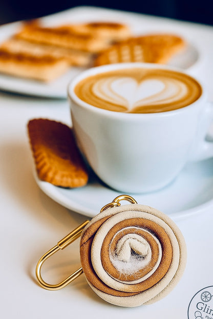 Leder Zimtschnecke. Taschenanhänger aus Echtleder. Handmade Bag Charm in Beige & Braun mit Gold.