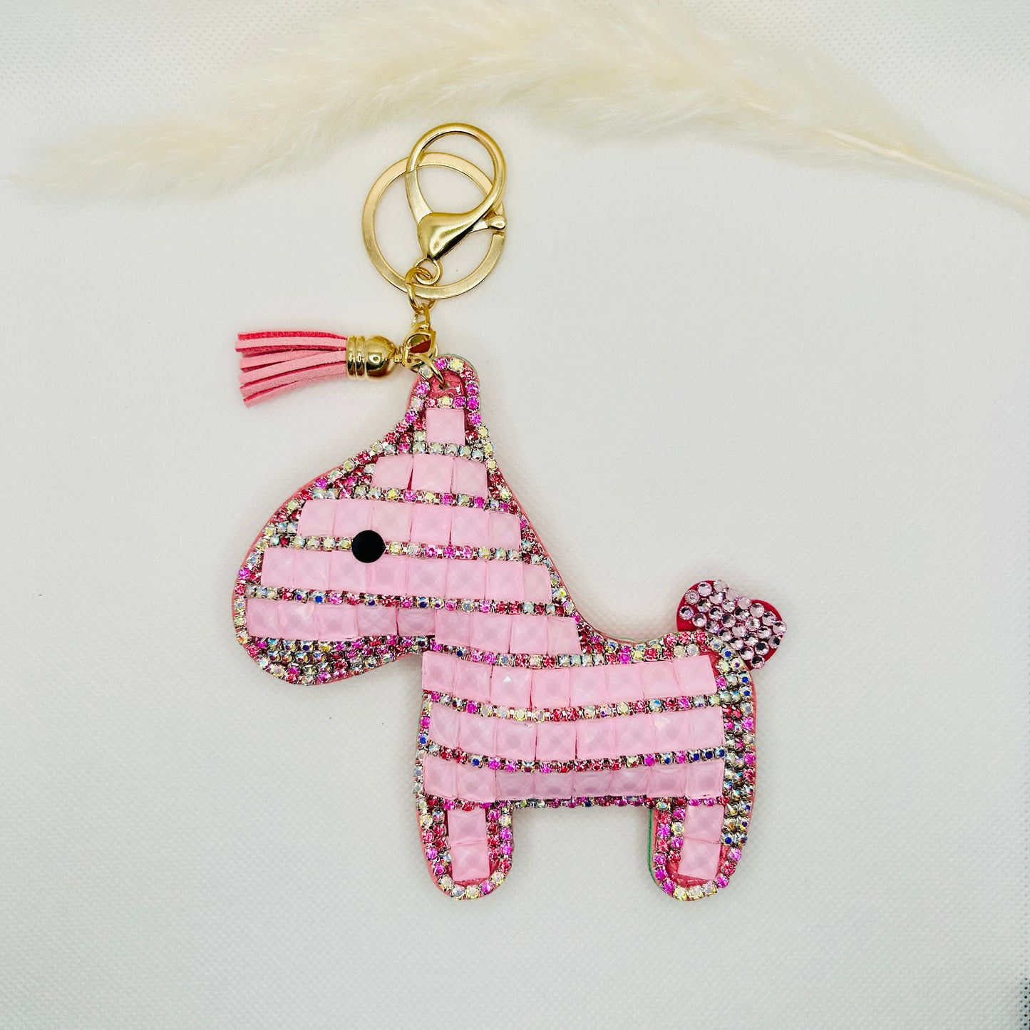 Porte-clés poney en strass. Breloque scintillante pour sac avec pompon et breloque.