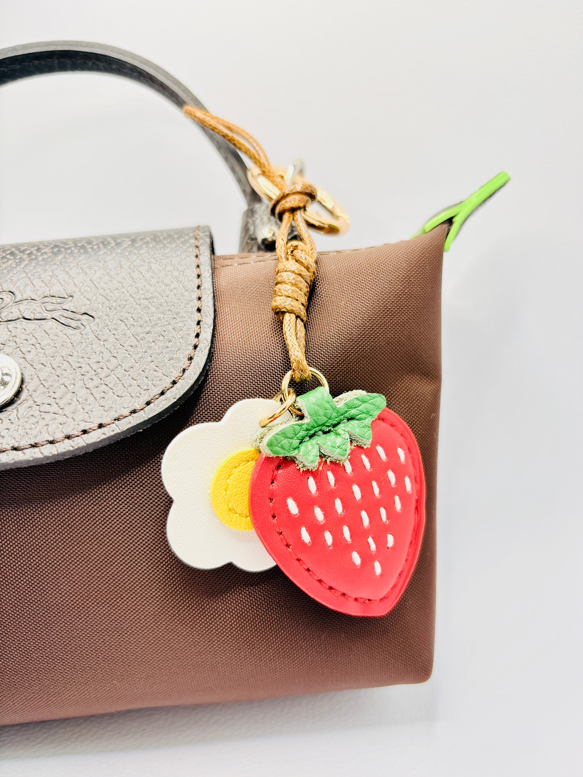 Erdbeere Blume Bag Charm von GLINDLICHbyAnni aus Kunstleder, verspieltes Taschenaccessoire mit Erdbeer- und Blumenmotiv