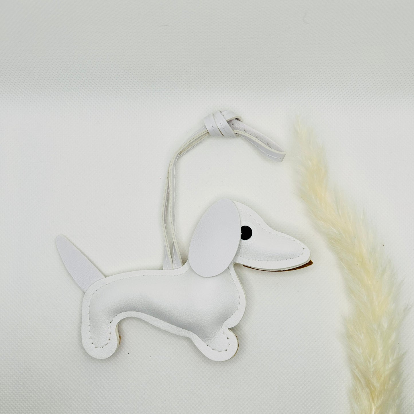 Dackel Taschenanhänger Kunstleder. Verspielter Hundecharm für Tasche, Schlüssel oder Auto