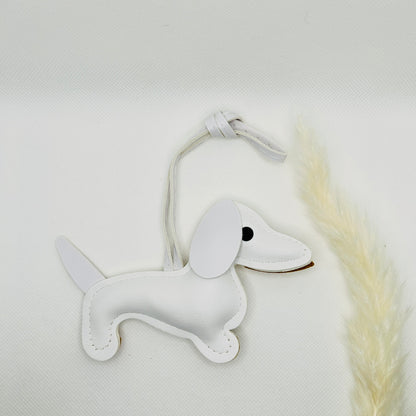 Dackel Taschenanhänger Kunstleder. Verspielter Hundecharm für Tasche, Schlüssel oder Auto