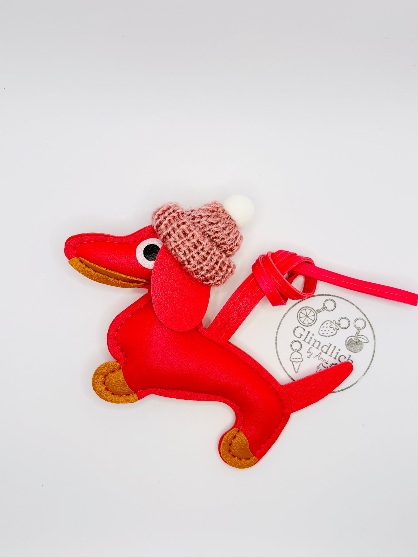 Winter Dackel Charm aus Kunstleder mit Mütze. Süßer Taschenanhänger für Winter & Weihnachten