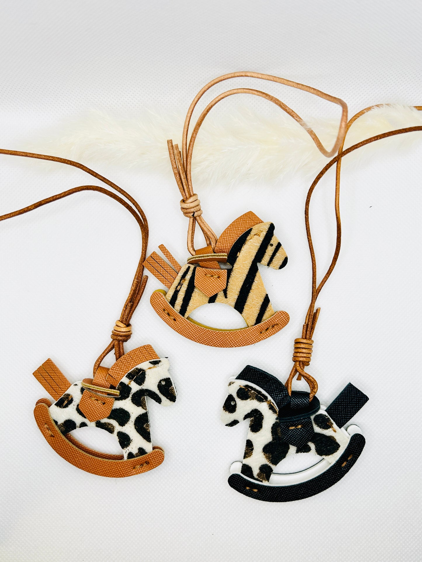 Schaukelpferd Taschenanhänger Kunstleder. Handgemachte Charms im klassischen Stil