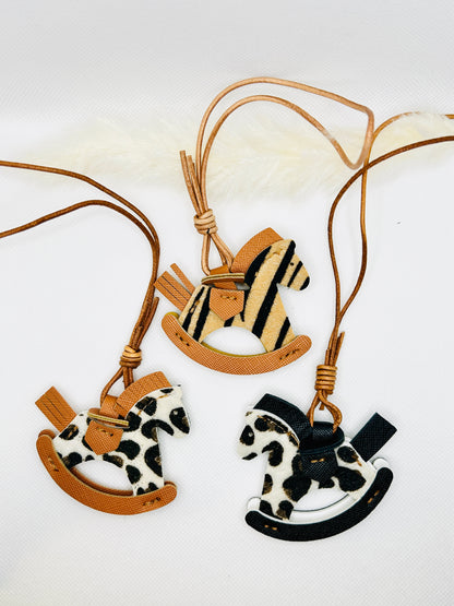 Schaukelpferd Taschenanhänger Kunstleder. Handgemachte Charms im klassischen Stil