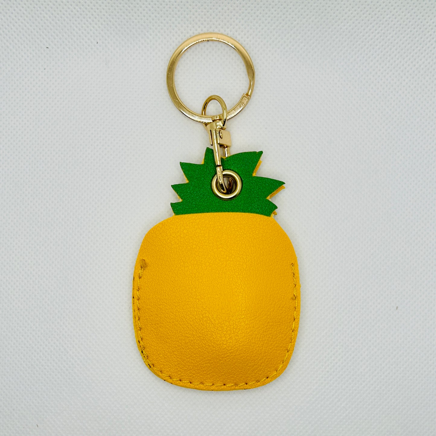 Porte-clés ananas en similicuir. Accessoire estival avec un compartiment pour AirTag ou pièces de monnaie.