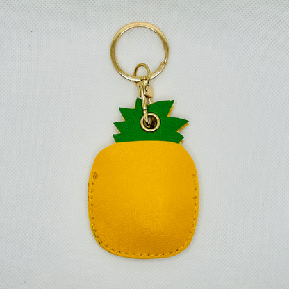 Porte-clés ananas en similicuir. Accessoire estival avec un compartiment pour AirTag ou pièces de monnaie.