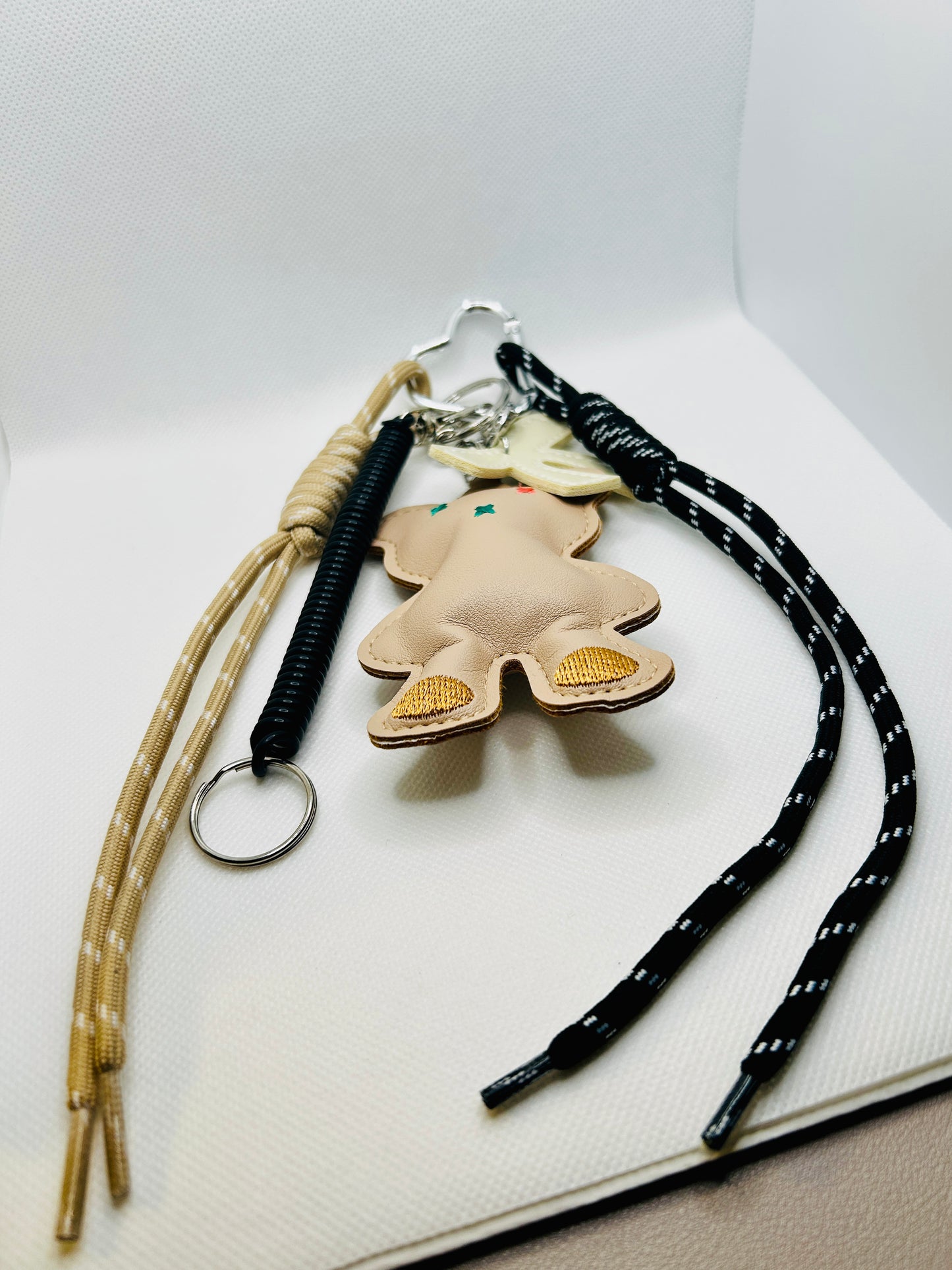 Teddybär Schlüsselanhänger mit Seil. Kunstleder Charm in Beige & Pastell. Geschenk für Alltag, Lehrer & Freunde