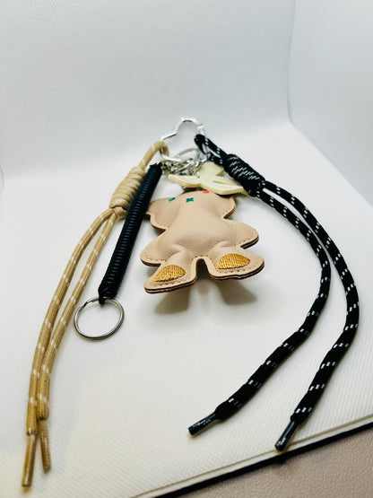 Teddybär Schlüsselanhänger mit Seil. Kunstleder Charm in Beige & Pastell. Geschenk für Alltag, Lehrer & Freunde