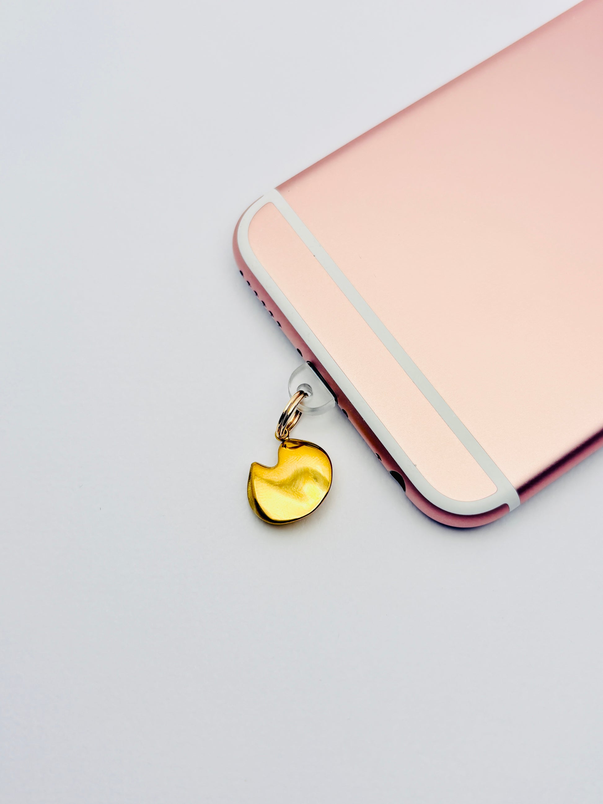 Glückskeks Mini Charm von GLINDLICHbyAnni, goldfarbener Handy-Charm mit Glückskeks-Motiv