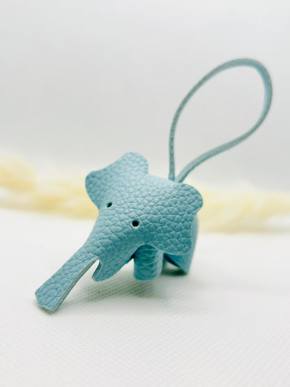 Porte-clés éléphant dessin animé. Breloque de sac colorée en similicuir.