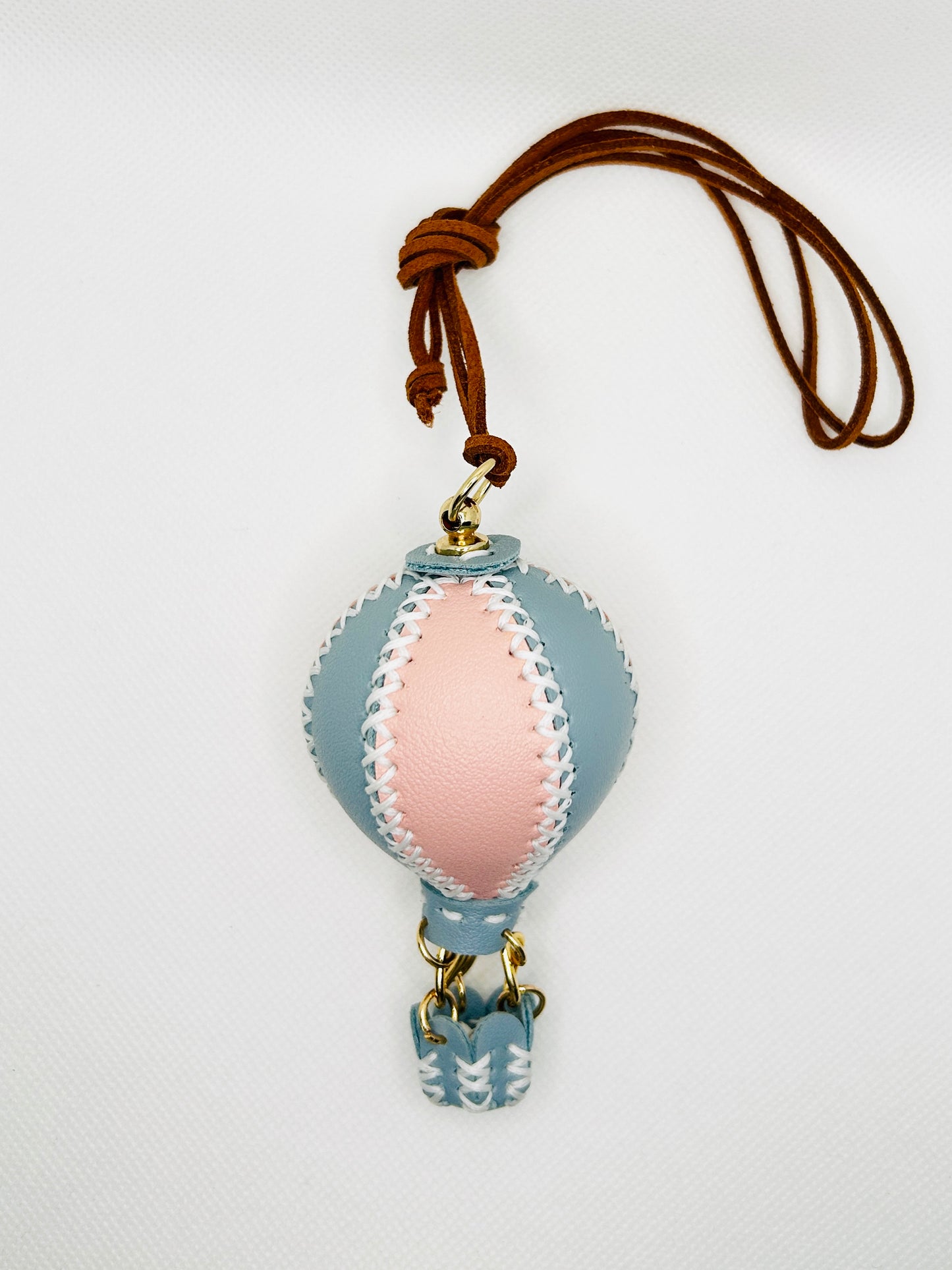 Heißluftballon Schlüsselanhänger. Kunstleder Ballon-Charme für Taschen & Schlüssel. Verspielter Deko-Anhänger Geschenkidee