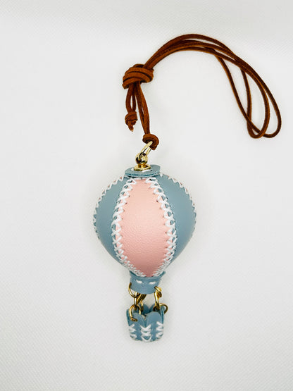 Heißluftballon Schlüsselanhänger. Kunstleder Ballon-Charme für Taschen & Schlüssel. Verspielter Deko-Anhänger Geschenkidee
