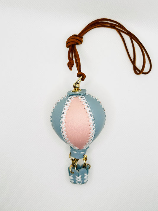 Heißluftballon Schlüsselanhänger. Kunstleder Ballon-Charme für Taschen & Schlüssel. Verspielter Deko-Anhänger Geschenkidee