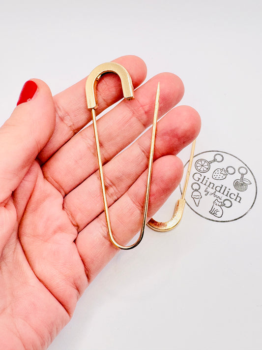 Minimalistische Anstecknadel in XL. Glänzendes, zeitloses Design