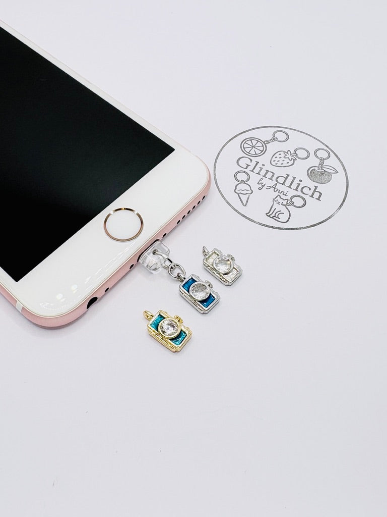 Kamera Charm mit funkelnder Linse. Charm Anhänger für Fotoliebhaber:innen