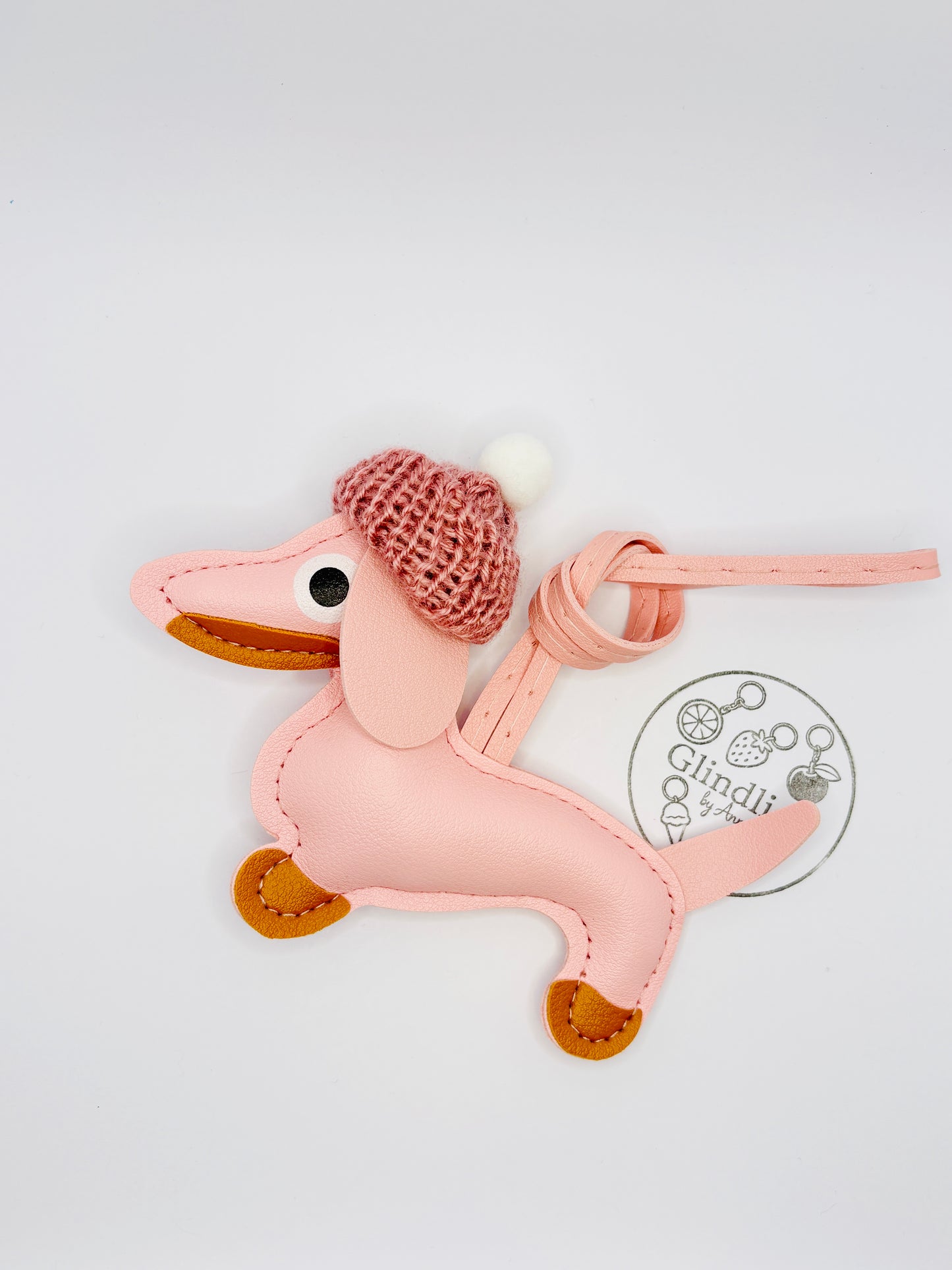 Winter Dackel Charm aus Kunstleder mit Mütze. Süßer Taschenanhänger für Winter & Weihnachten
