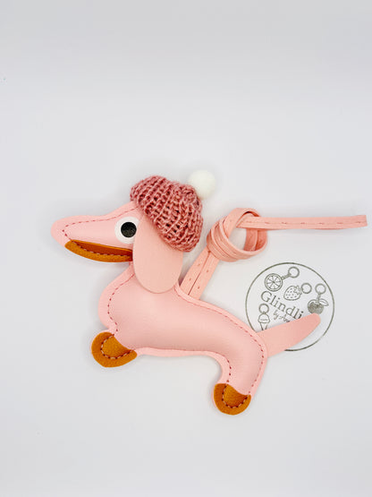 Winter Dackel Charm aus Kunstleder mit Mütze. Süßer Taschenanhänger für Winter & Weihnachten
