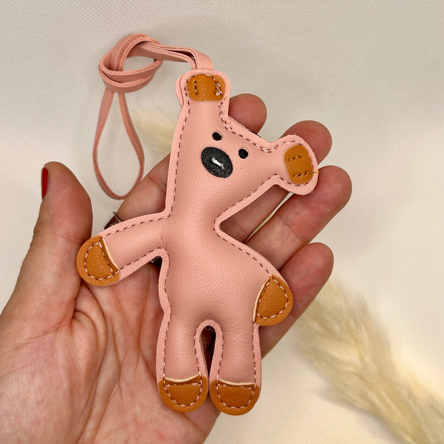 Teddy Taschenanhänger aus Kunstleder für Tasche Schlüssel und Rucksack in rosa, braun und Türkis