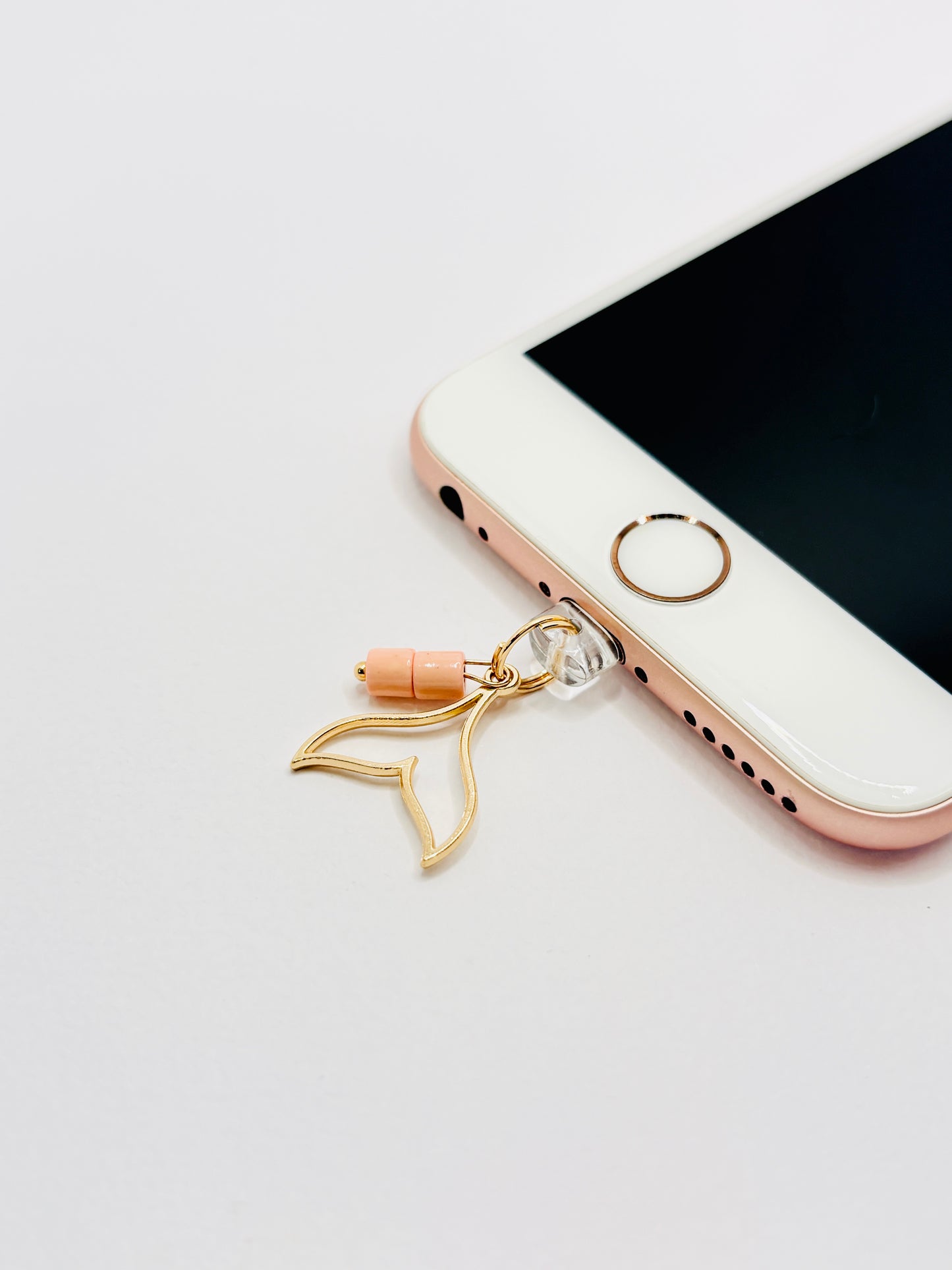 Walflosse Mini Charm von GLINDLICHbyAnni, goldfarbener Handy-Charm mit Walflossen-Motiv