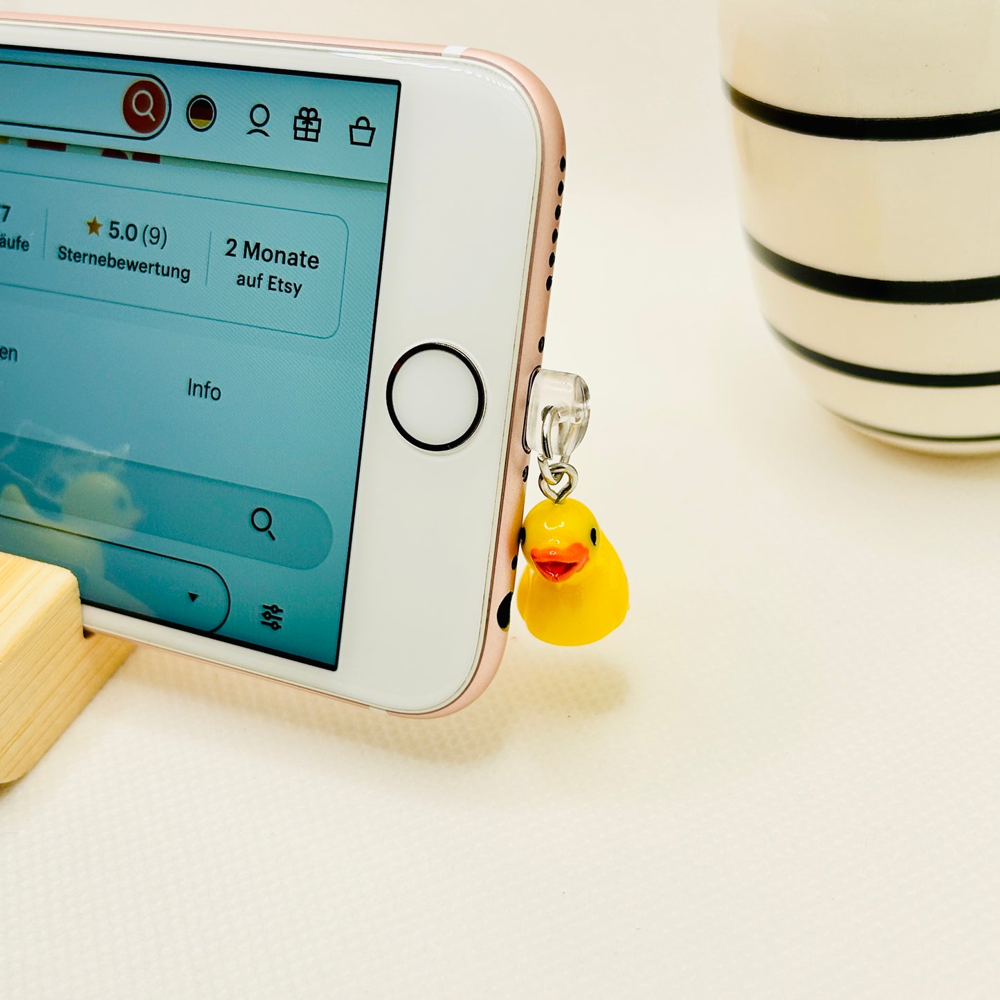 Quietscheente Handy Charm Gelb. Süßer Smartphone-Anhänger mit Stecker