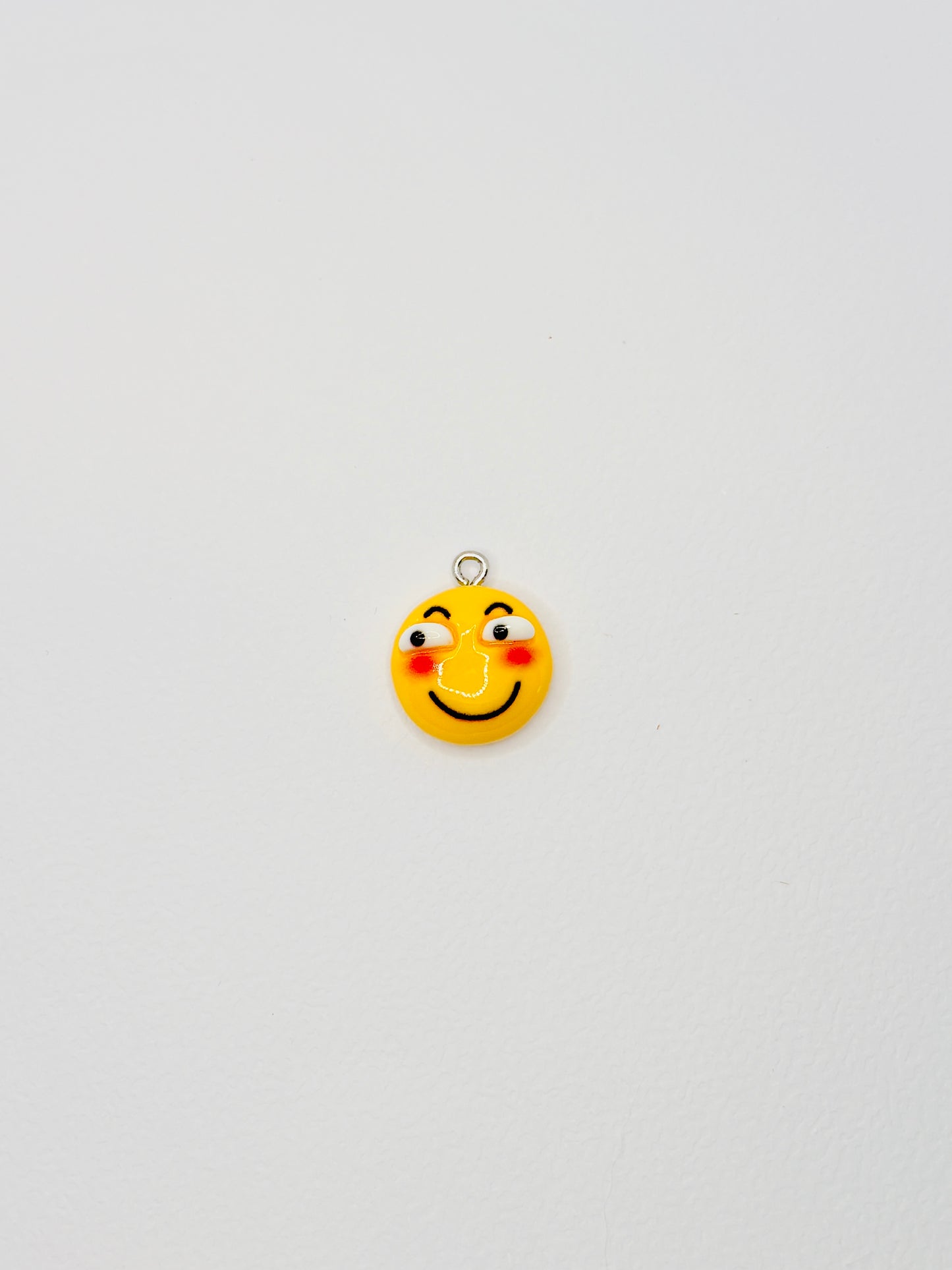 Emoji Mini Charm. Für alle, die ihr Handy mit einem Lächeln tragen wollen.