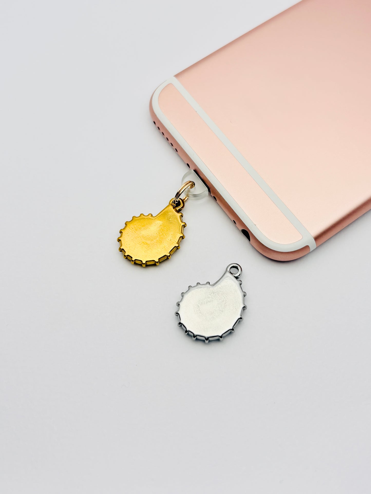 Ammonit Mini Charm von GLINDLICHbyAnni, Handy-Charm mit Ammonit-Fossil-Motiv in Gold oder Silber