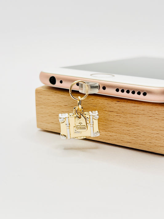 Reisekoffer Mini Charm von GLINDLICHbyAnni, goldfarbener Handy-Charm im Vintage-Koffer-Design