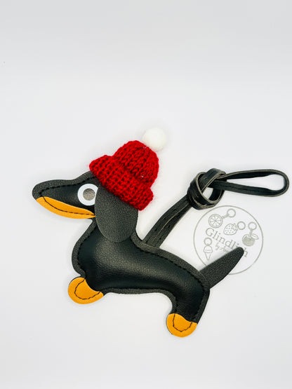 Winter Dackel Charm aus Kunstleder mit Mütze. Süßer Taschenanhänger für Winter & Weihnachten