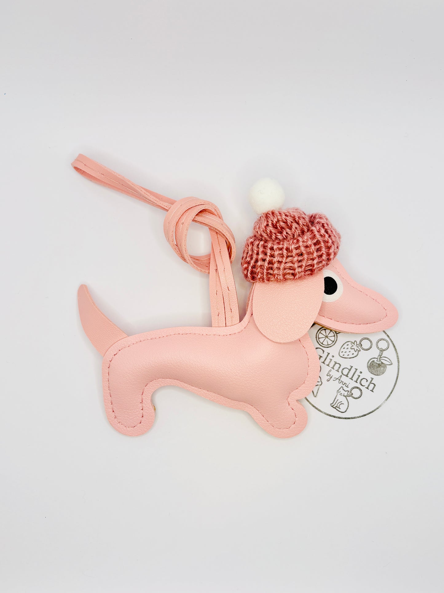 Winter Dackel Charm aus Kunstleder mit Mütze. Süßer Taschenanhänger für Winter & Weihnachten