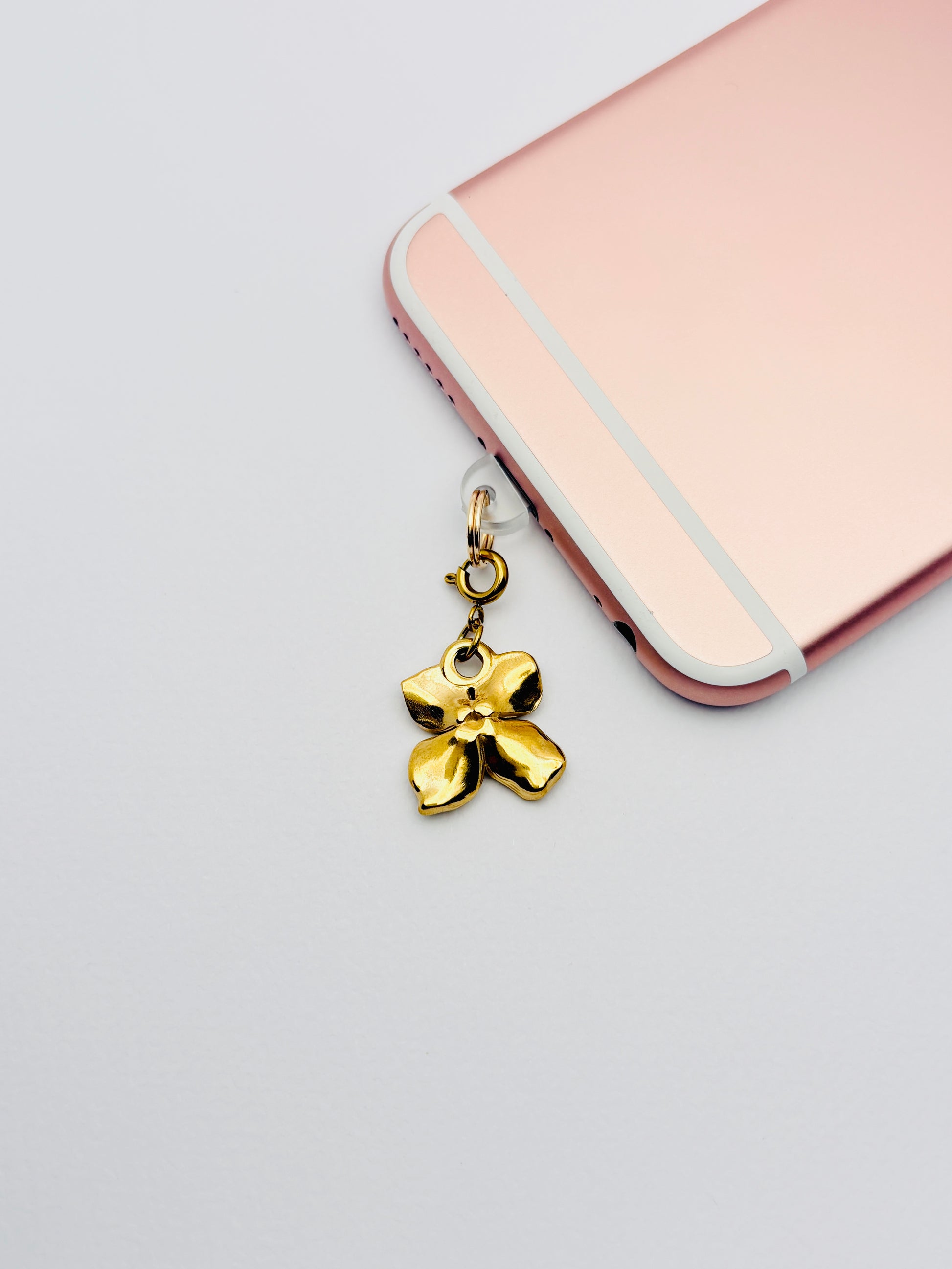 Blume Mini Charm von GLINDLICHbyAnni, goldfarbener Handy-Charm mit floralem Motiv