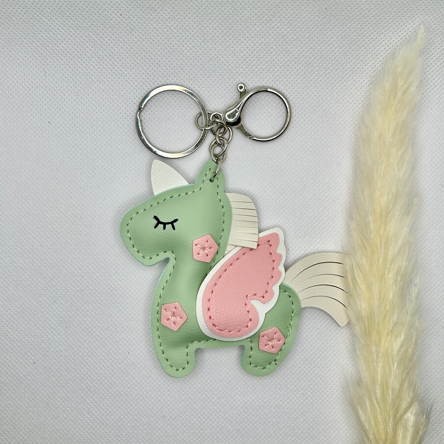 Einhorn Schlüsselanhänger Bunt. Märchenhaftes Accessoire mit Karabiner