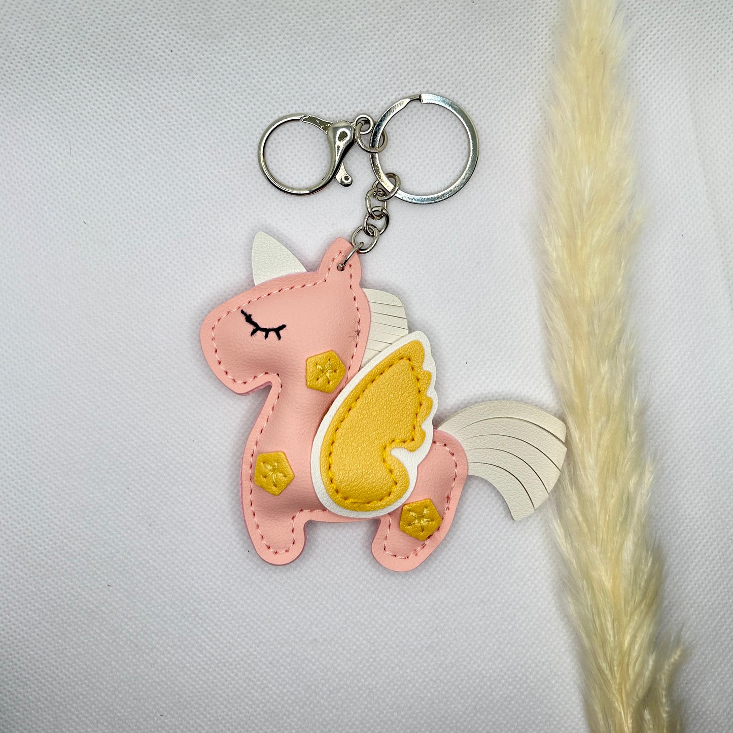 Einhorn Schlüsselanhänger Bunt. Märchenhaftes Accessoire mit Karabiner