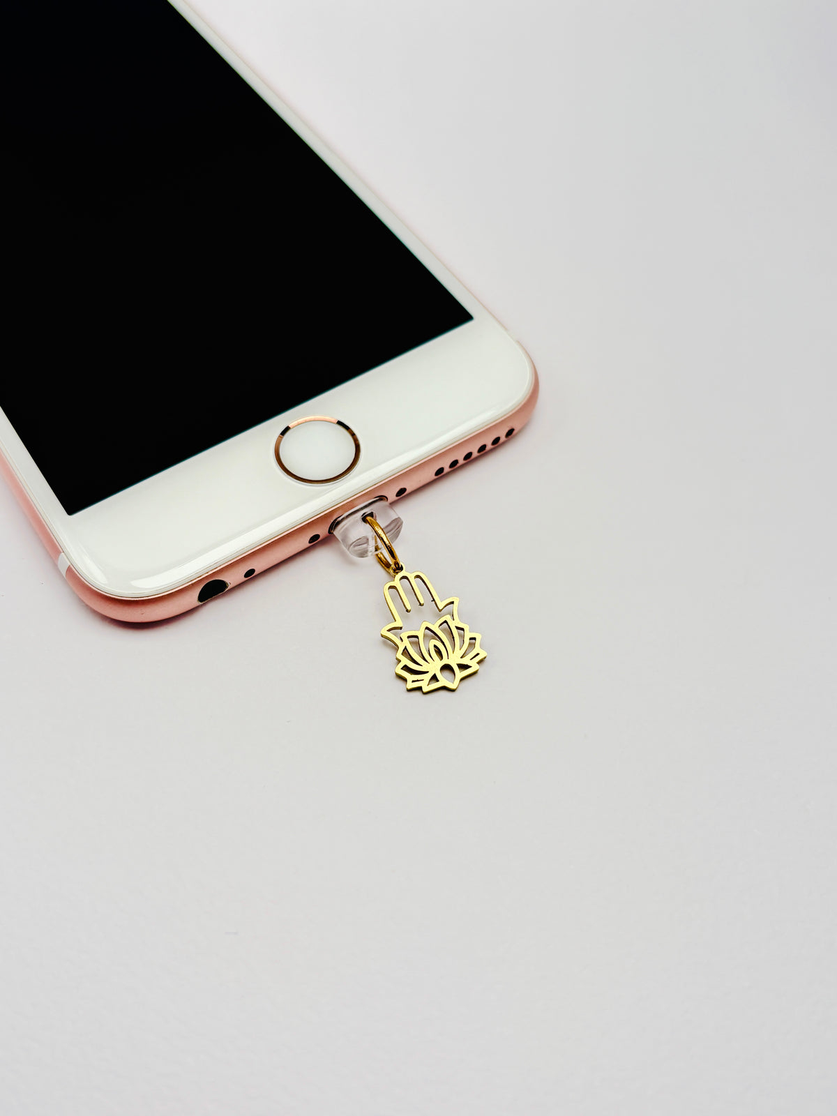 Hamsa Lotus Mini Charm. Für alle, die an kleine Schutzsymbole glauben.