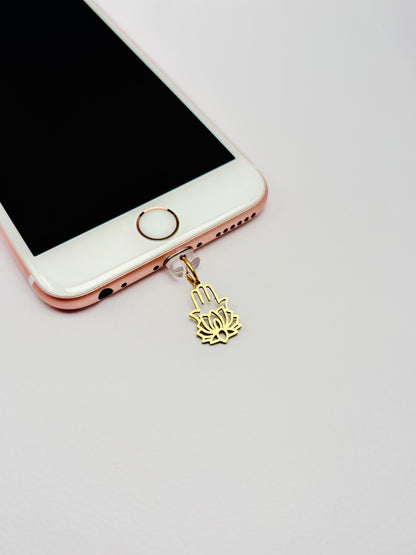 Hamsa Lotus Mini Charm. Für alle, die an kleine Schutzsymbole glauben.